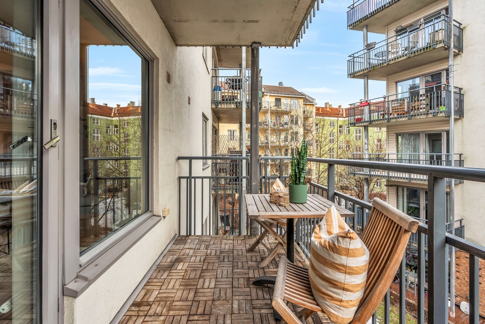 - God plass til utemøblemang på balkongen - Galleribilde