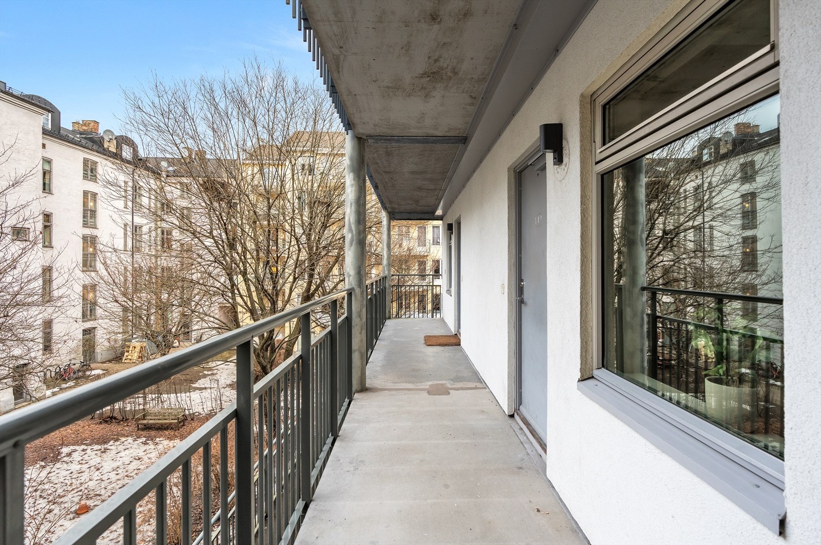 - Inngang via svalgang vendt ut mot bakgården - Galleribilde