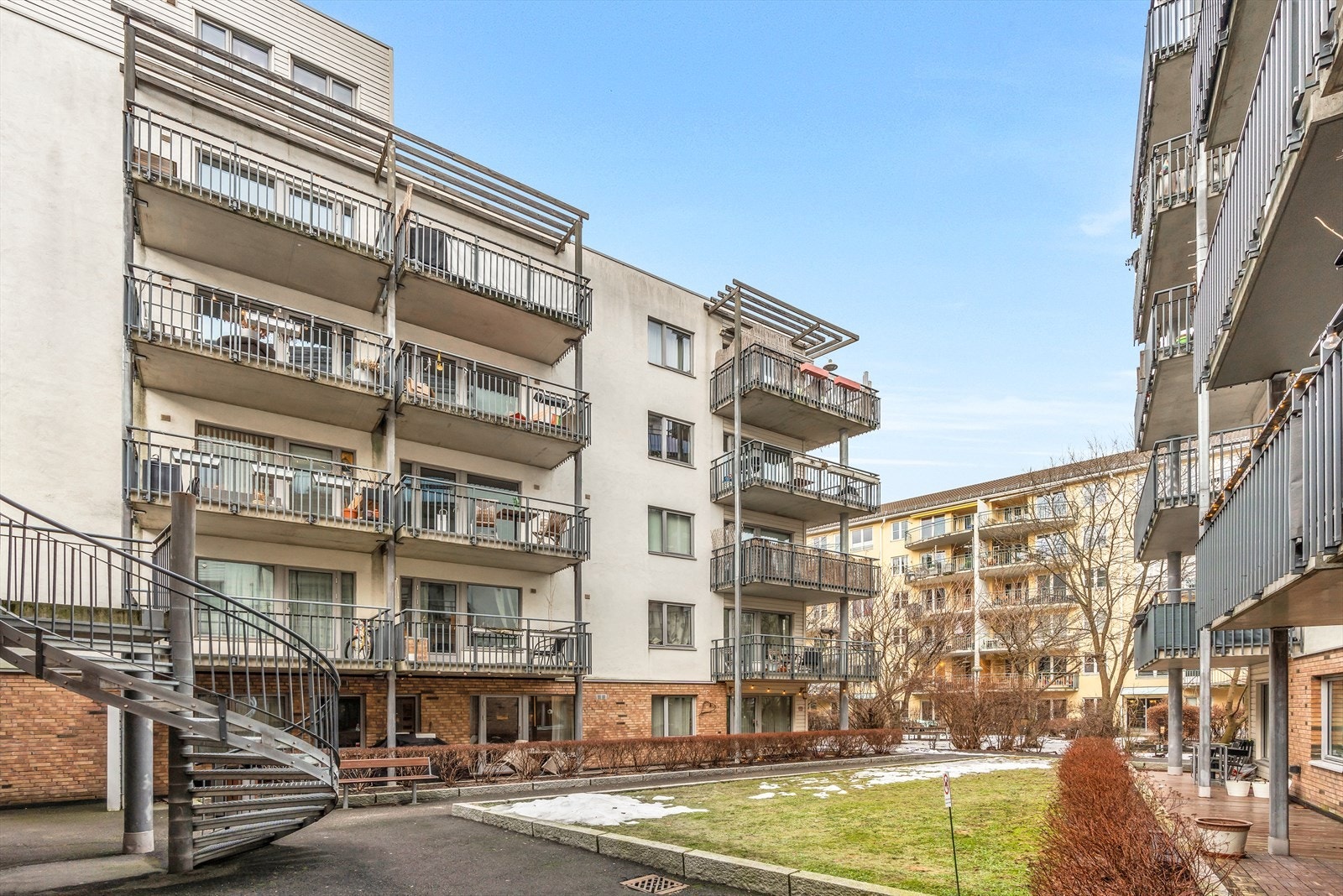 - Bakgård med mulighet for å grille om sommeren - Galleribilde