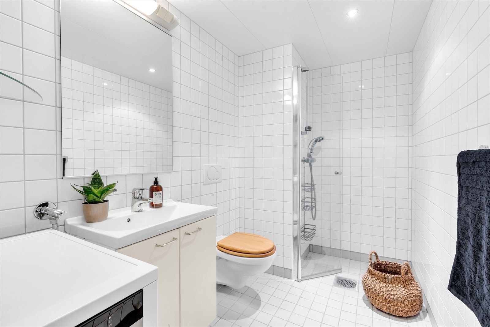 - Romslig og lyst flislagt baderom med elektrisk gulvvarme og opplegg for vaskemaskin - Galleribilde