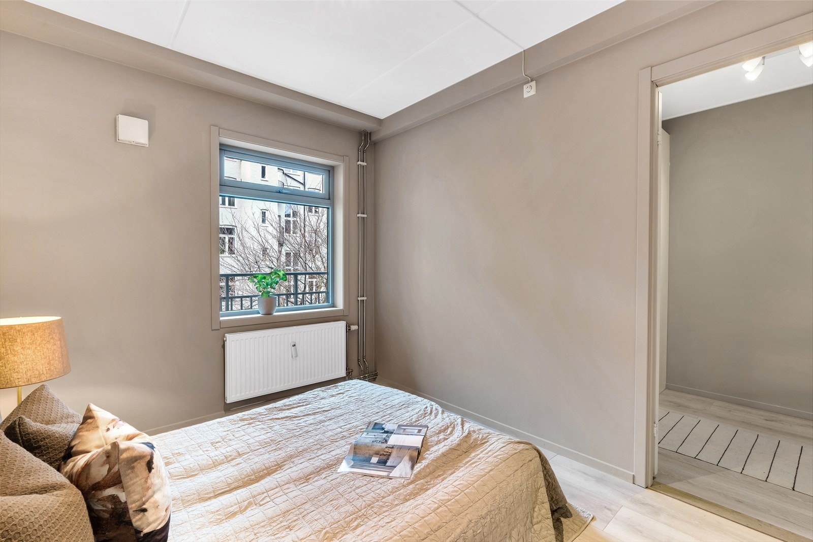 - Vindu fra soverommet ut mot hyggelig bakgård - Galleribilde