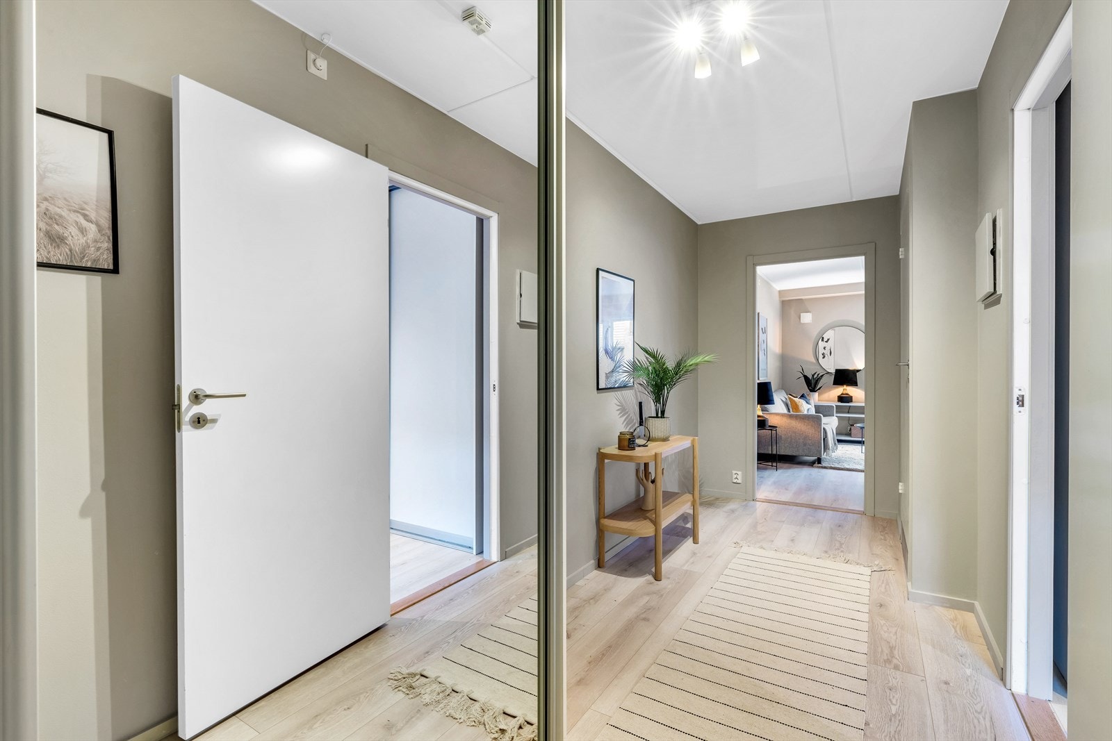 - Leiligheten har en lys og åpen entré som gir et umiddelbart godt førsteinntrykk. Her kan man enkelt henge fra seg yttertøy og sko i garderobeskapet - Galleribilde