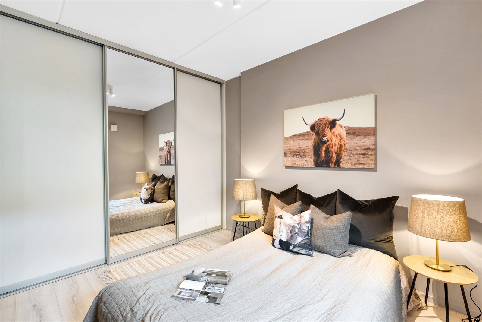 - Gode oppbevarings muligheter på soverommet - Galleribilde