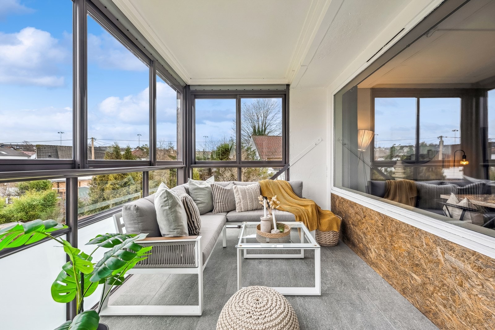 Den har fliselagt gulv og er innglasset med skyvefelt som kan åpnes om ønskelig. Galleribilde