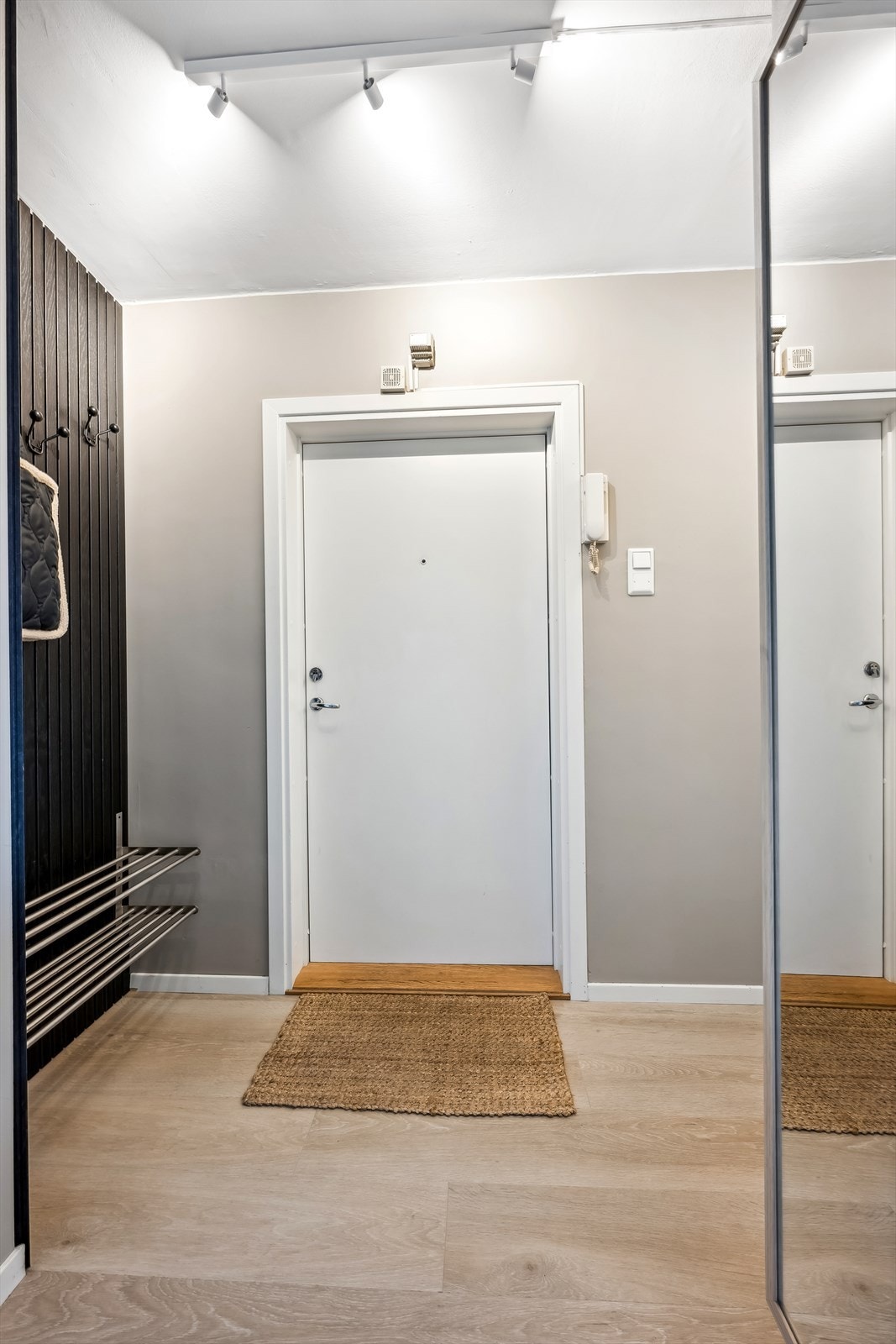 God plass til å sette fra seg sko og henge fra seg yttertøy. Galleribilde