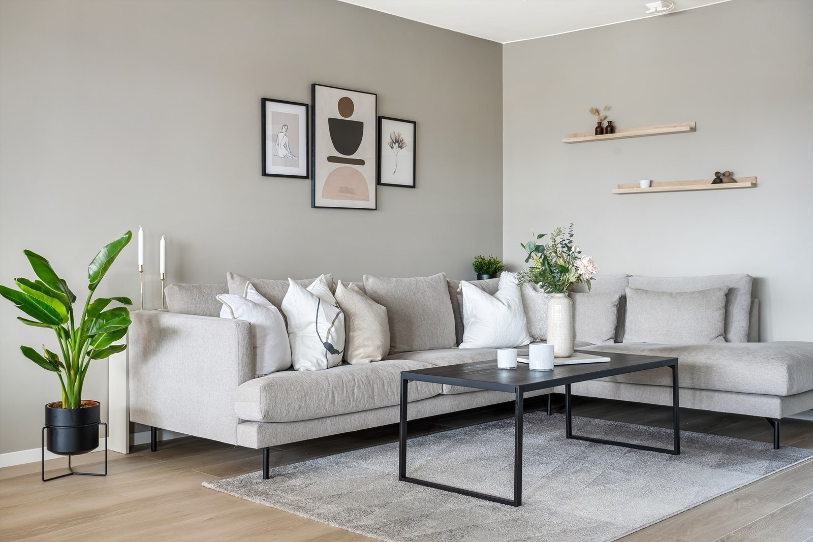 Leiligheten fremstår meget tidsriktig med moderne farger på veggene og smarte løsninger, meget smakfullt materialvalg. Her er ingenting overlatt til tilfeldighetene i forhold til valg av farger og kvalitet! Galleribilde