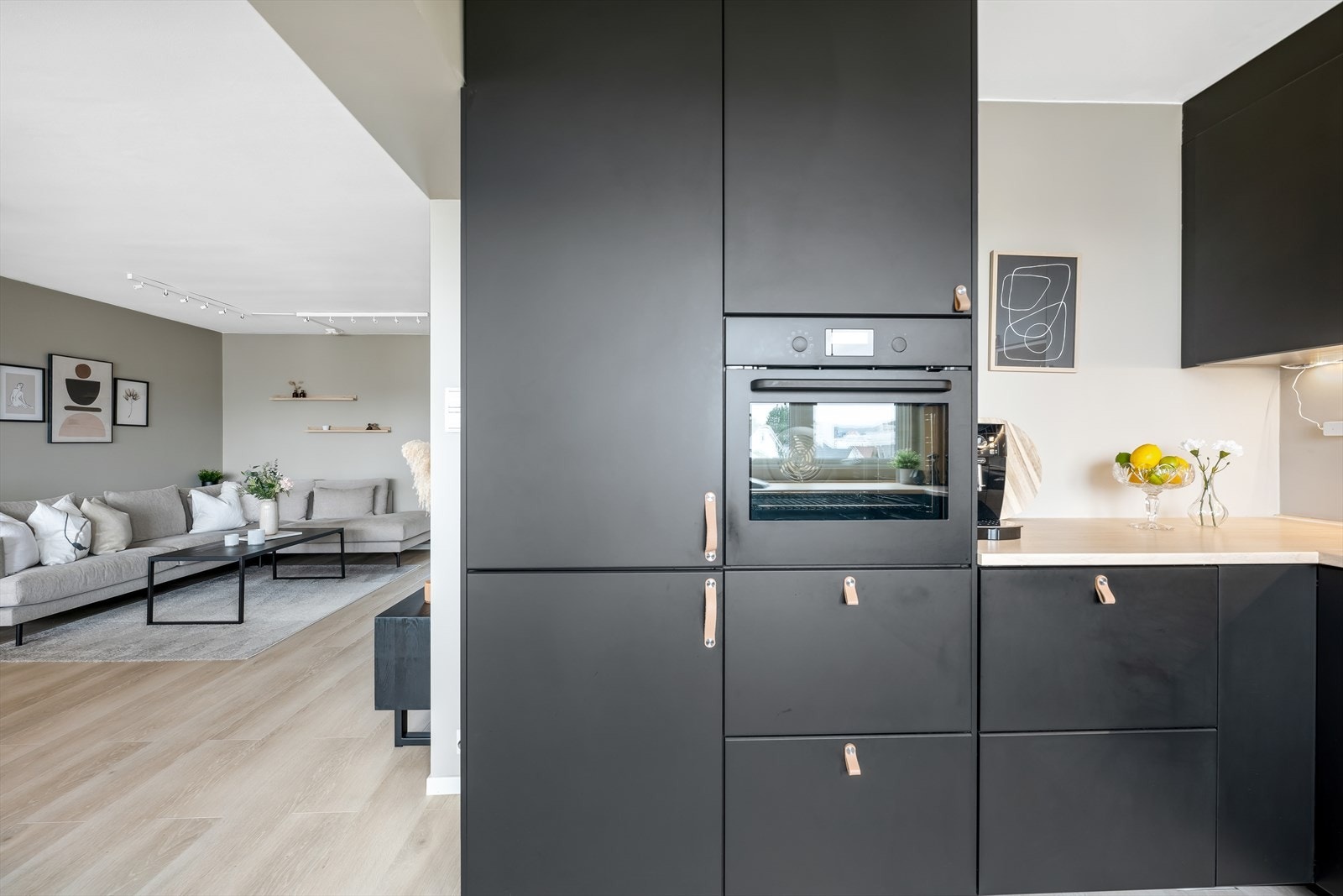 Kjøkkenet har en delikat innredning med sorte, matte fronter (2019). De innebygde hvitevarene er strategisk og praktisk plassert i innredningen. Kjøkkenet får godt med daglys fra stort vindu som vender mot grøntarealet. Galleribilde