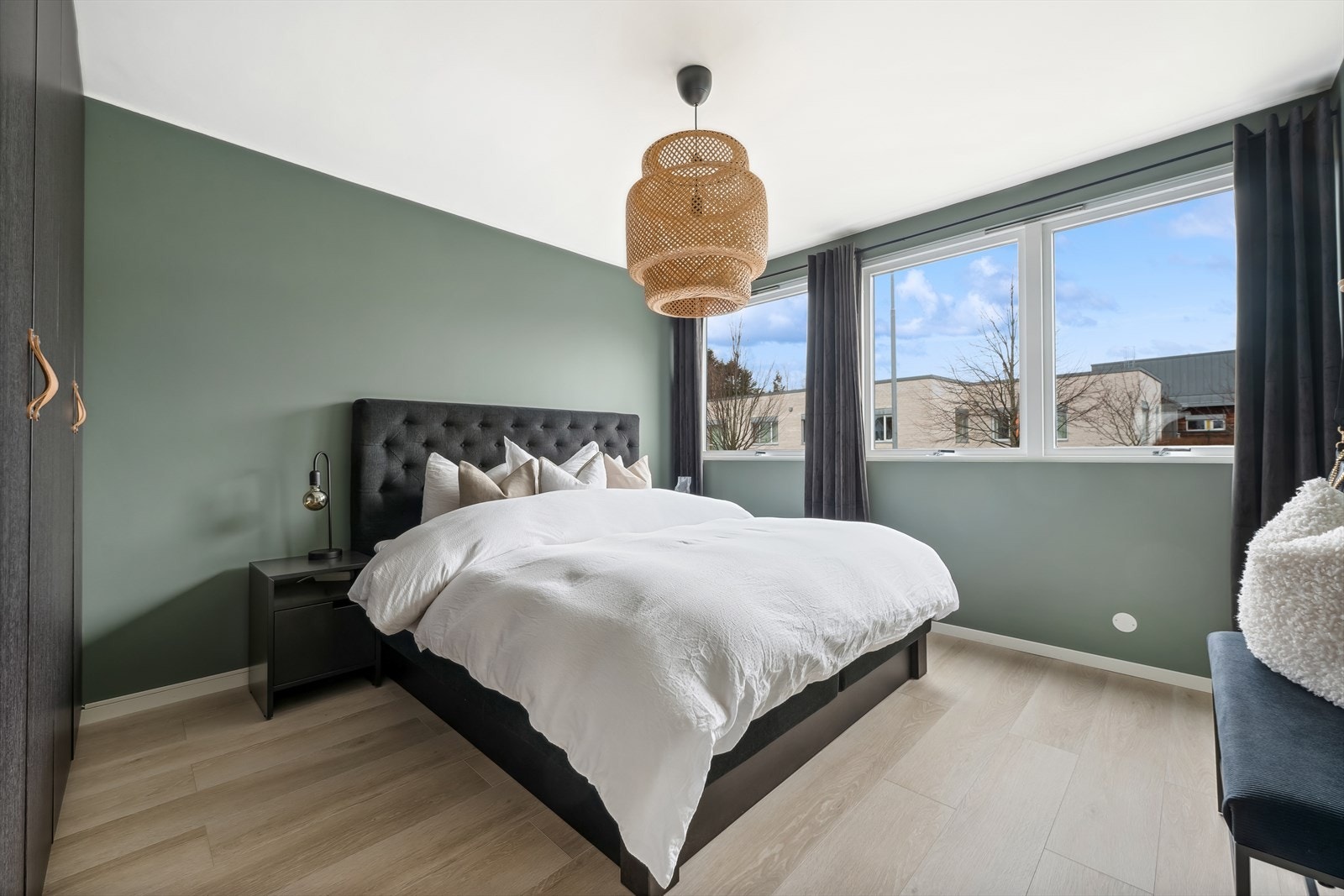 Leiligheten har 2 soverom, hvorav det største med god garderobeløsning. Nydelig fargevalg på veggene! Galleribilde