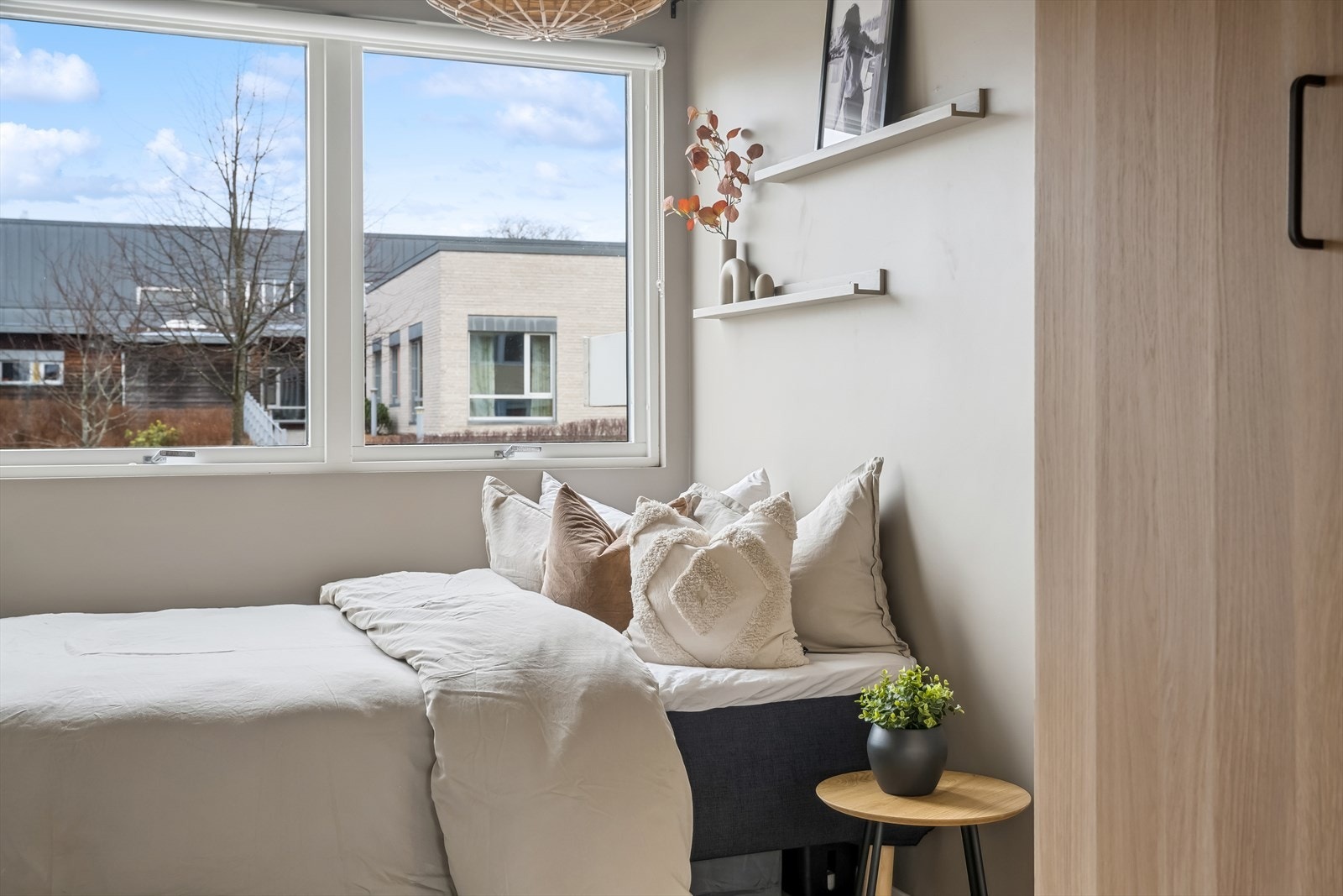 Soverom 2 med rause vindusflater som gir med lysinnslipp! Galleribilde