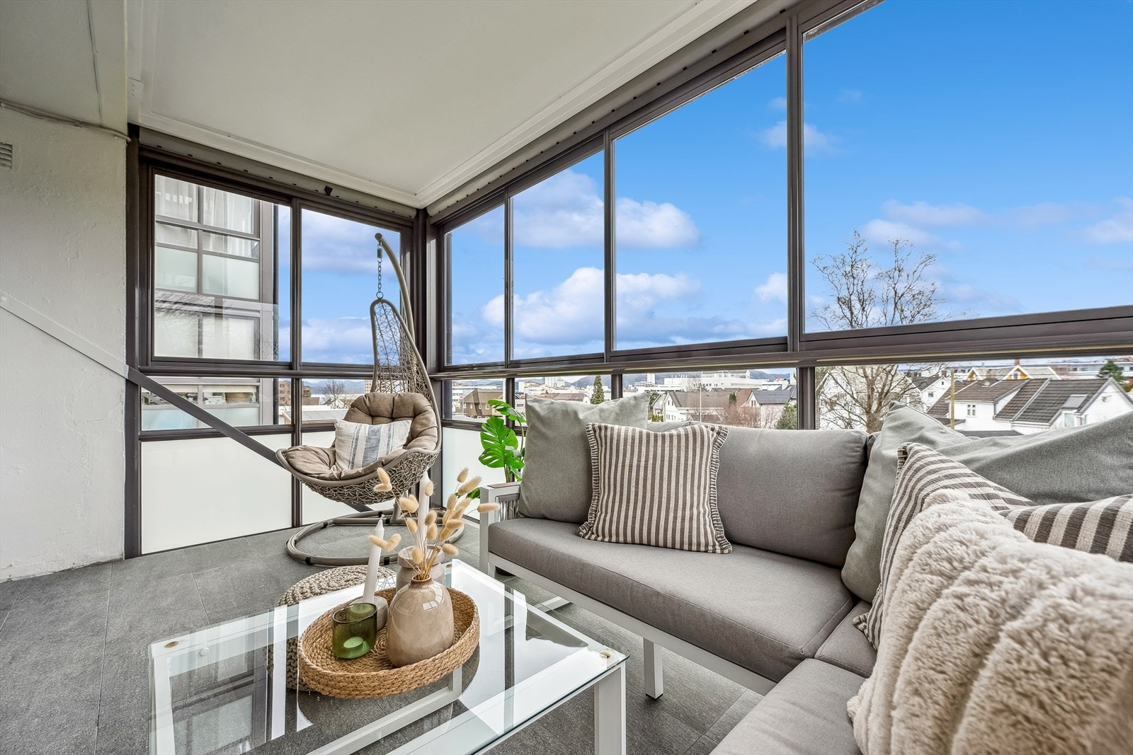 Balkongen vender mot syd og inn mot stille grøntareal. God utsikt! Galleribilde
