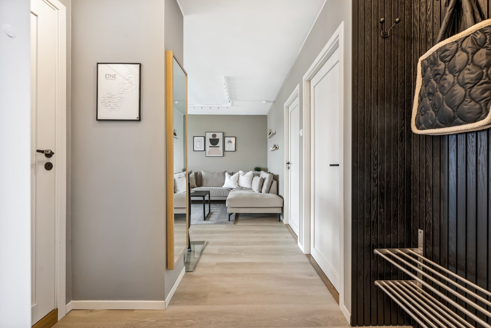 I det du trer inn i leiligheten blir du møtt av en innbydende entrè som gir et godt førsteinntrykk av leiligheten. Galleribilde