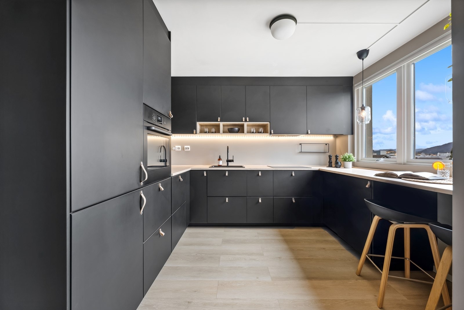 Åpen og sosial stue- og kjøkkenløsning som gir en god romfølelse. Galleribilde