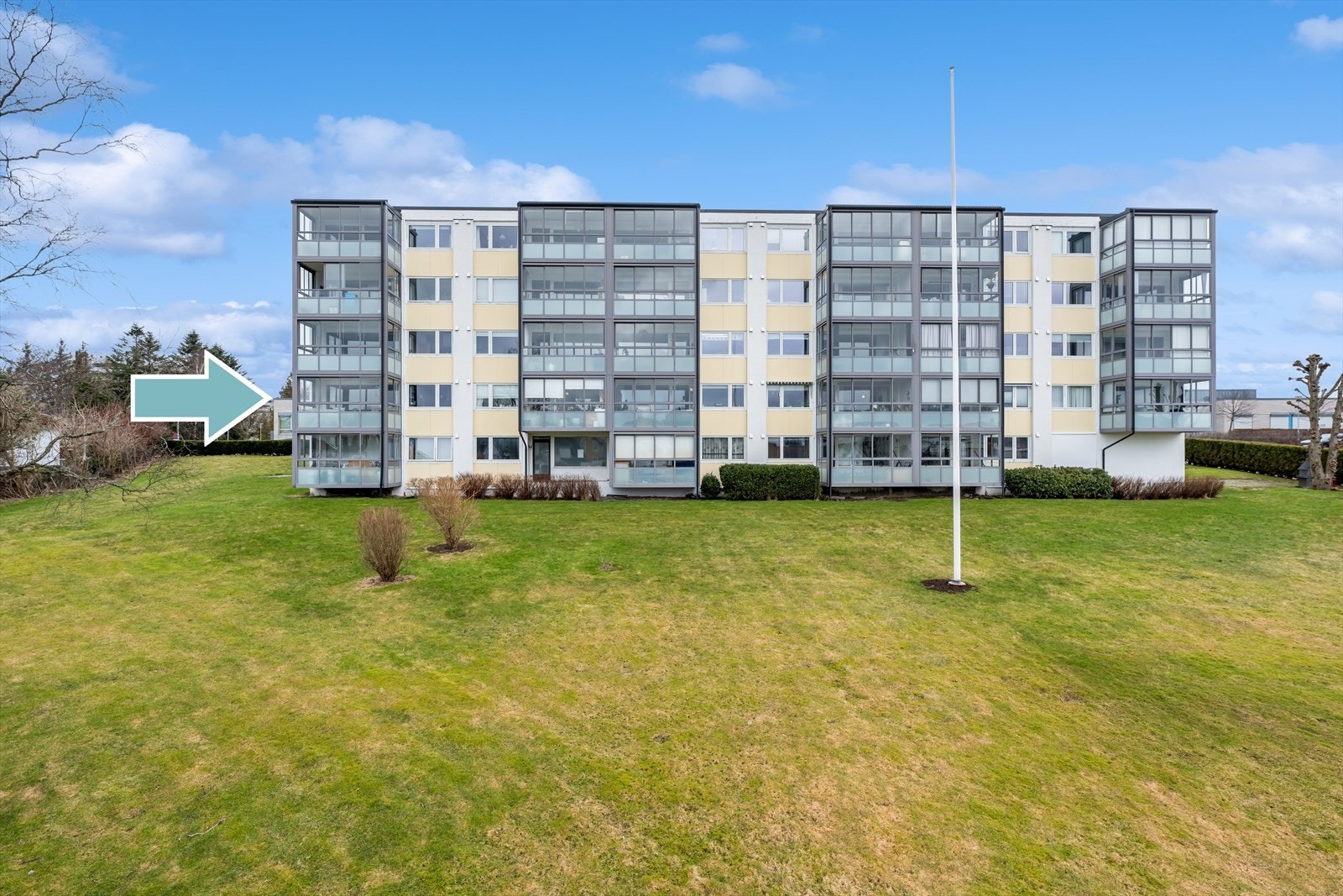 Meget lekker, smakfullt innredet 3-roms andelsleilighet i ende med flotte detaljer, beliggende i høy 1. etasje med enkel adkomst. Galleribilde