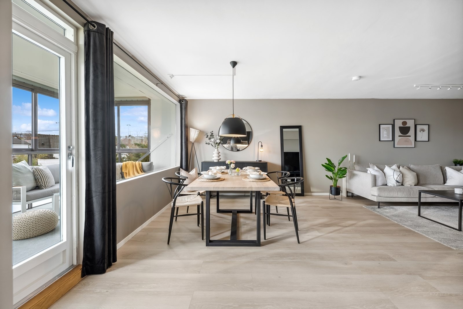 Fin og romslige stue med plass til sofagruppe og tv-møblement. Store vindusflater som gir godt med lys. Galleribilde