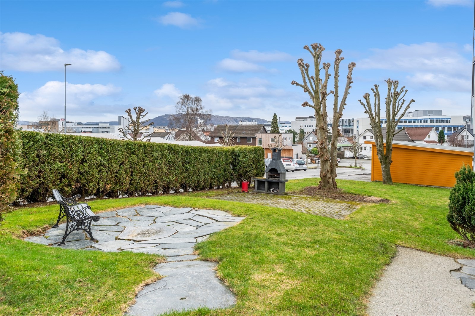 Felles eiet tomt som tilhører borettslaget. Pent opparbeidet med store grøntarealer og beplantning. Flere sittegrupper til fri bruk for beboerne, her kan man kan grille og kose seg, samt områder for den som søker ro og fred. Galleribilde