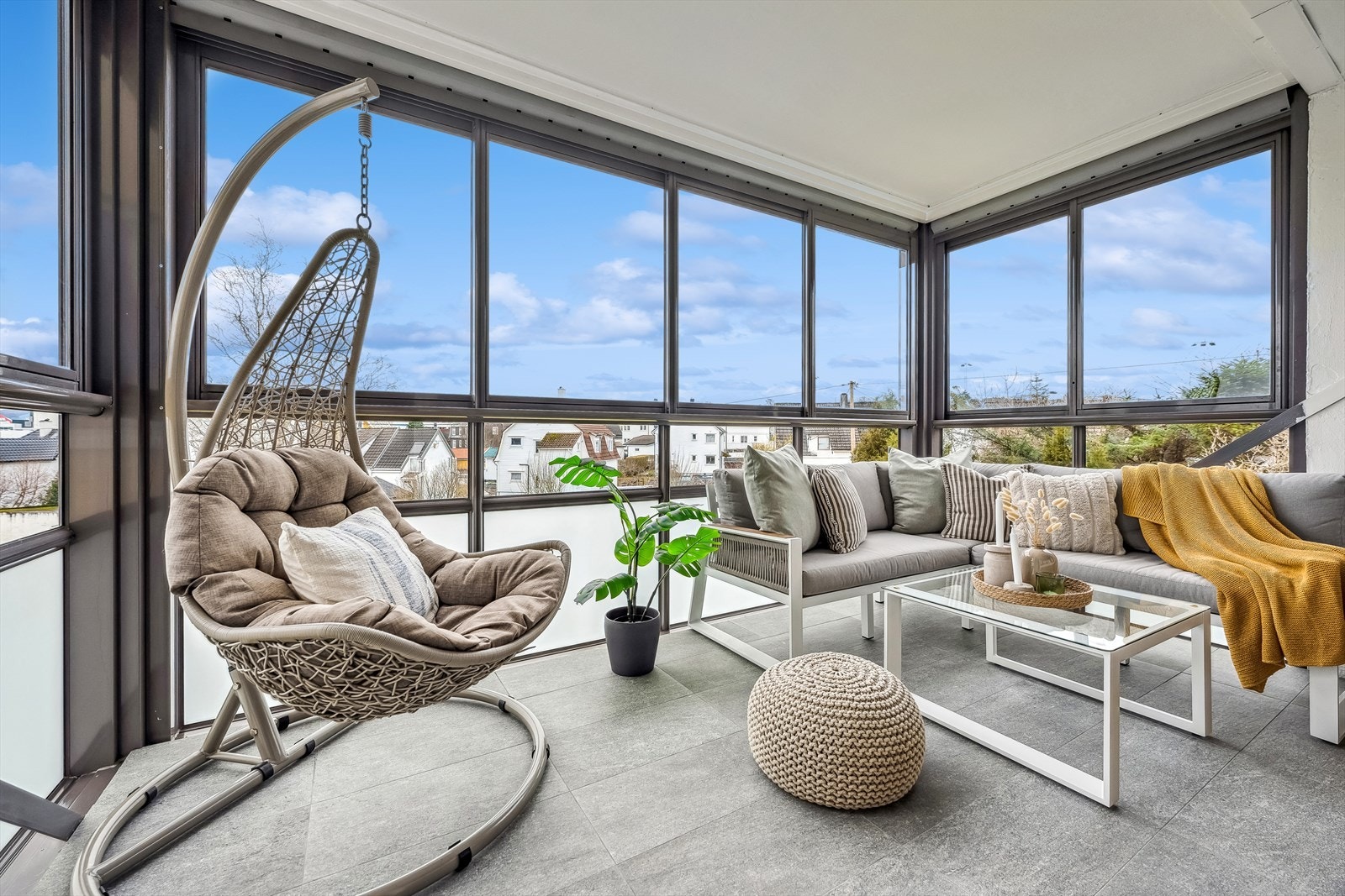 Fra stuen er det utgang til herlig, innglasset balkong. Her nytes fine dager! Galleribilde