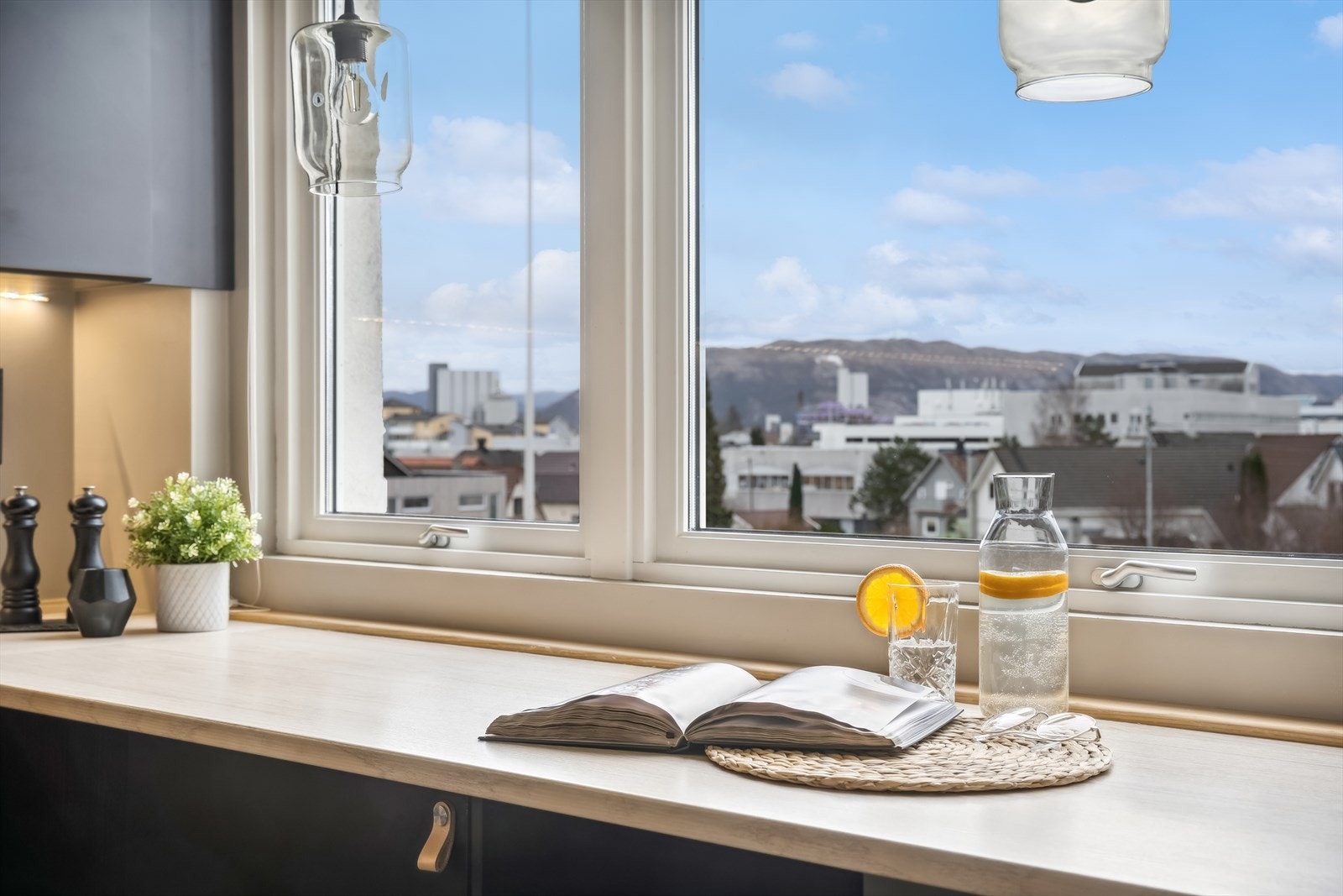 Ved vinduet er det etablert en koselig frokostbar - En perfekt plass for morgenkaffen! Kjøkkenet er innredet slik at matlagingen forenes med sosialt samvær. Galleribilde