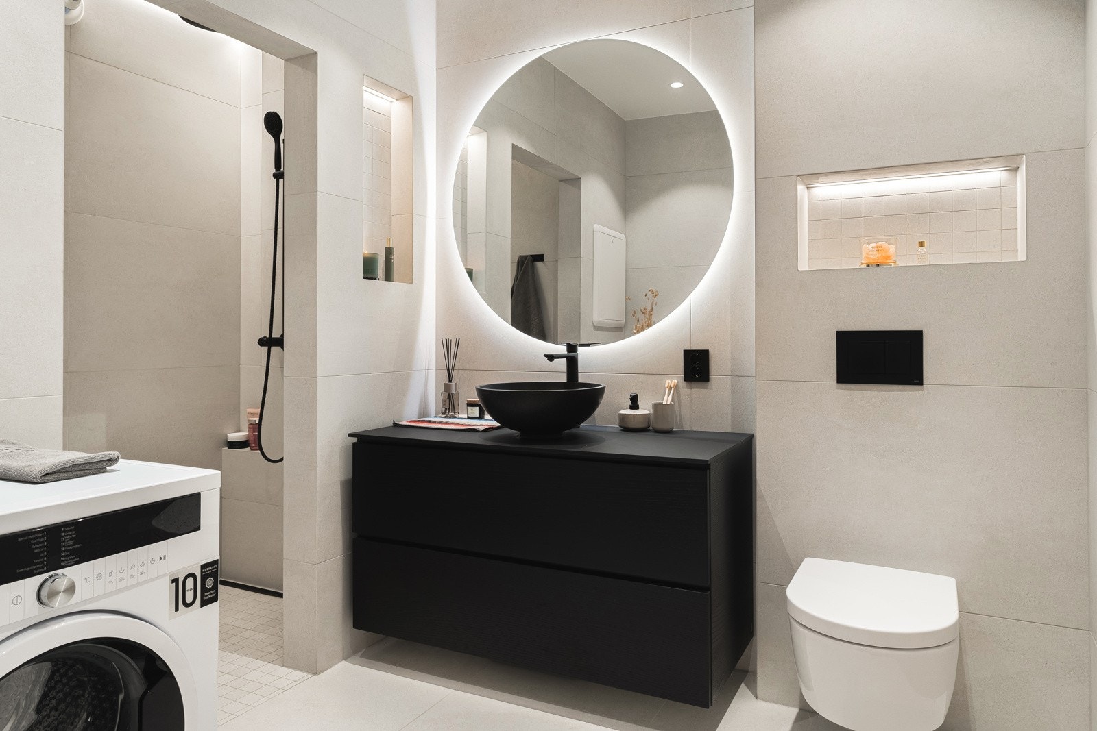 Badet måler 6,2 kvm og fremstår svært delikat og innholdsrikt. Galleribilde