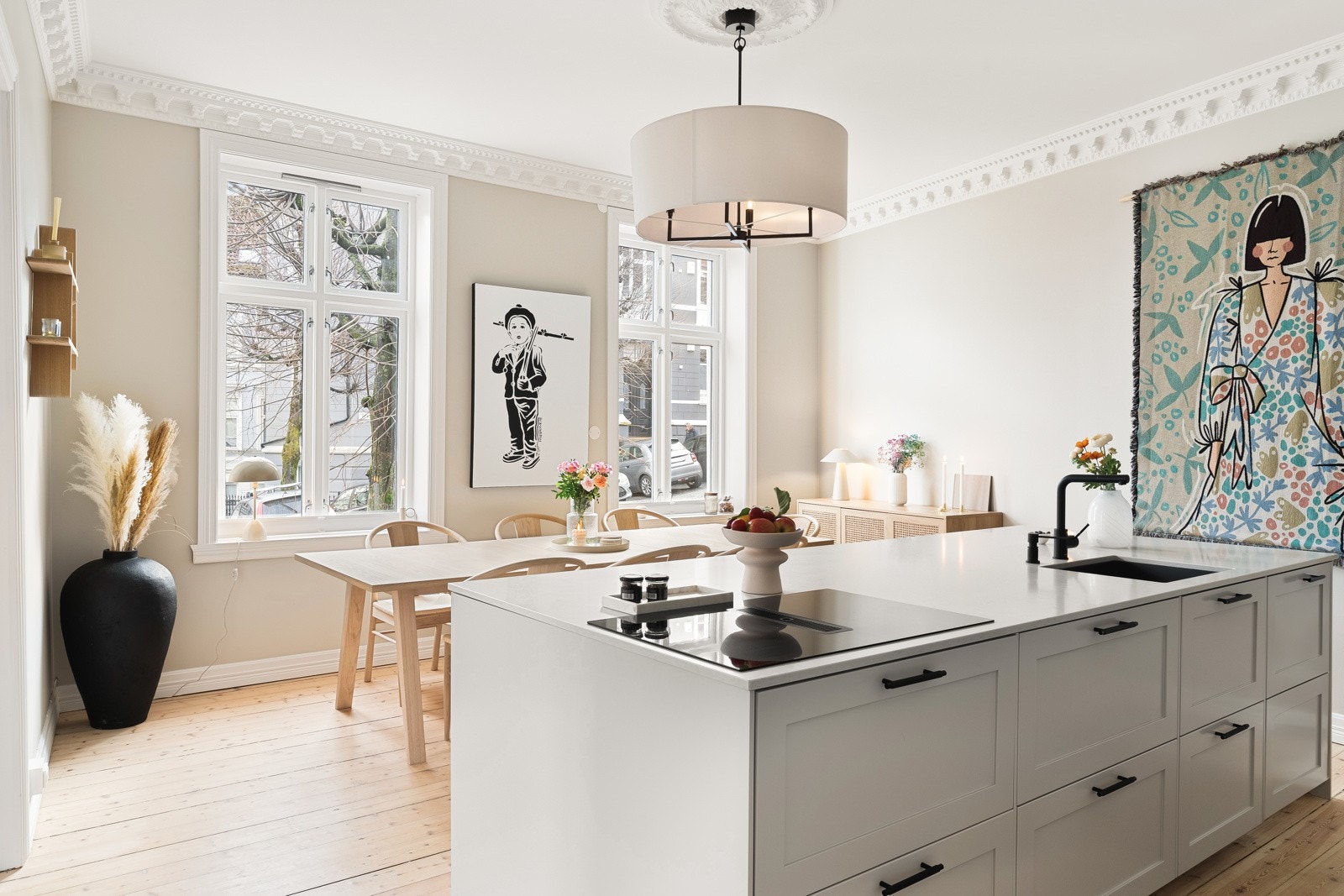 Kjøkkenet måler hele 23,8 kvm og gir derfor god plass til stort spisebord i tillegg til den romslige kjøkkeninnredningen. Galleribilde