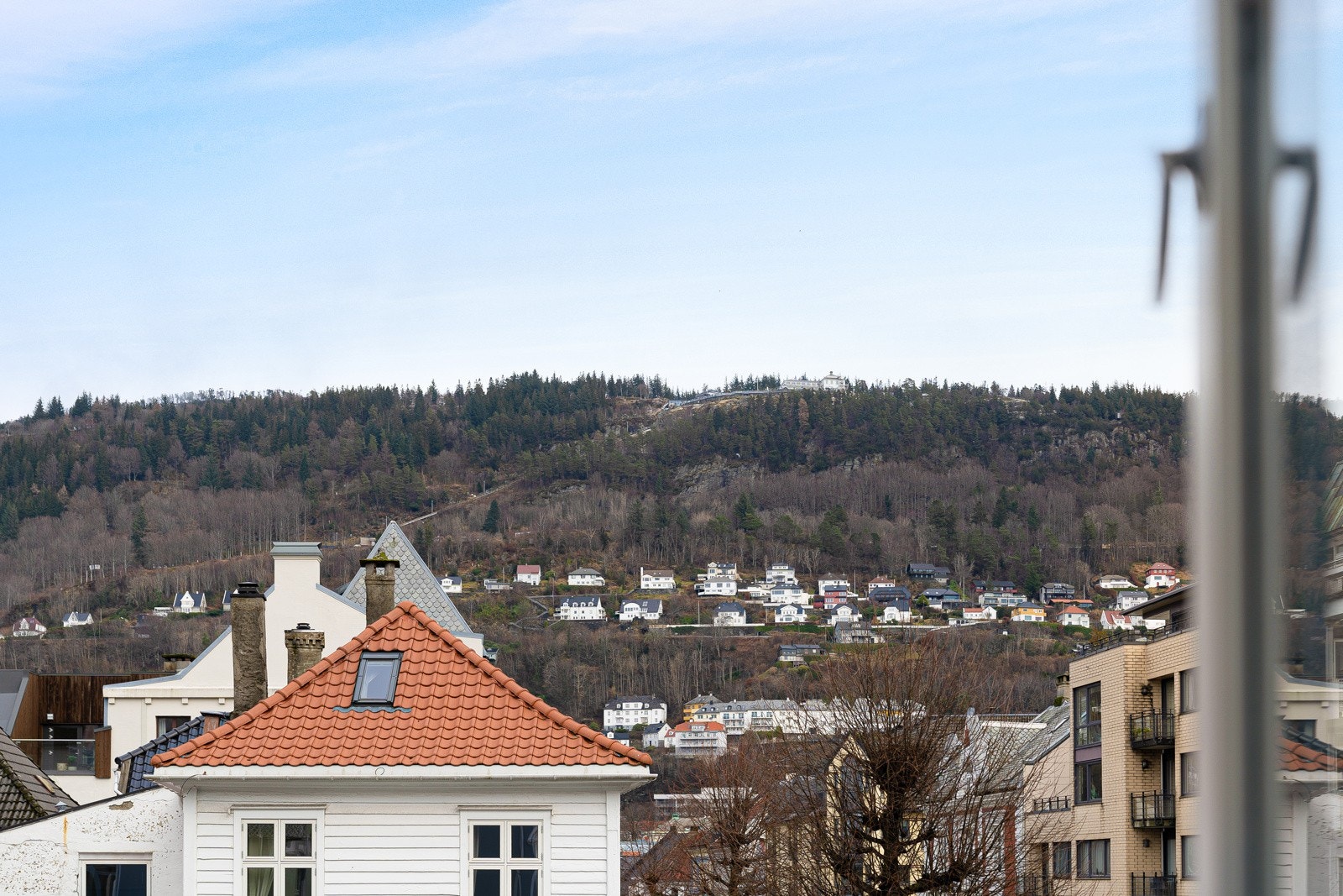 Utsikt til Fløyen fra stue og begge soverom. Galleribilde