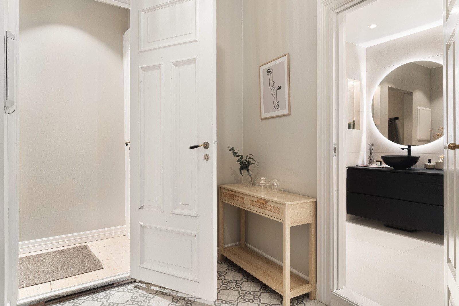 Badet er helfliset og har en slett malt himling med innfelte downlights i himling og varmekabler i gulv. Galleribilde