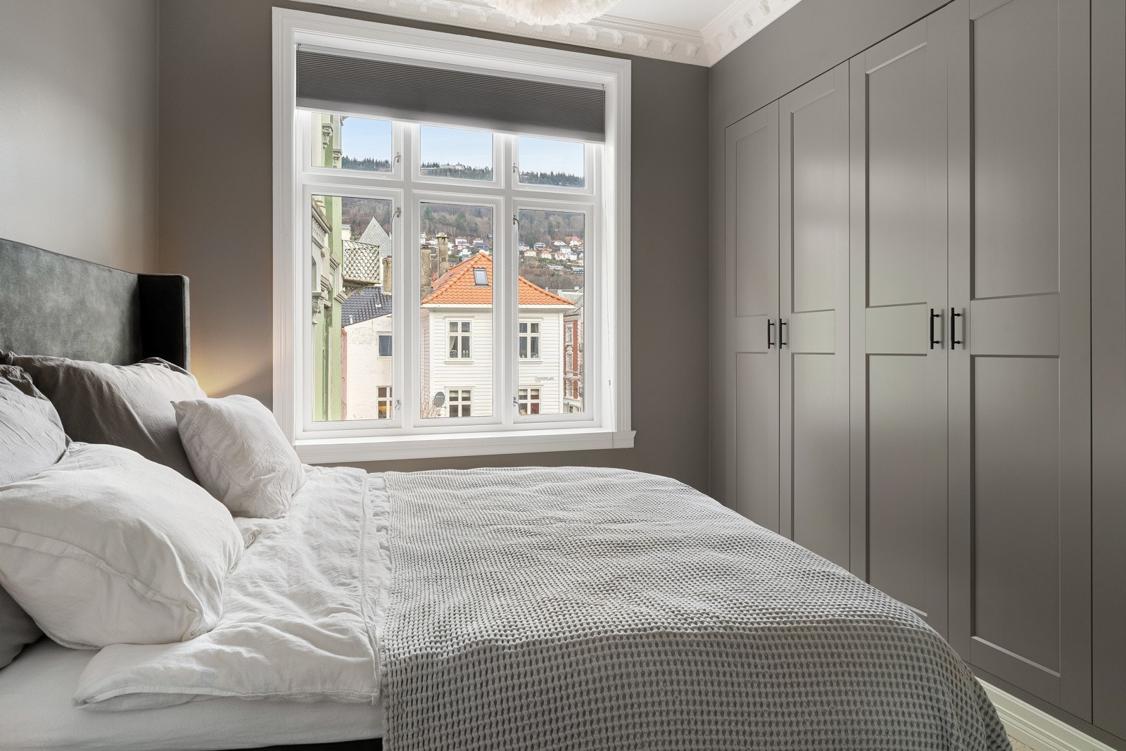 Hovedsoverommet er på 13 kvm. Her er det god plass til å innrede med både dobbeltseng og det er plassbygd garderobeskap som gir godt med oppbevaring. Galleribilde