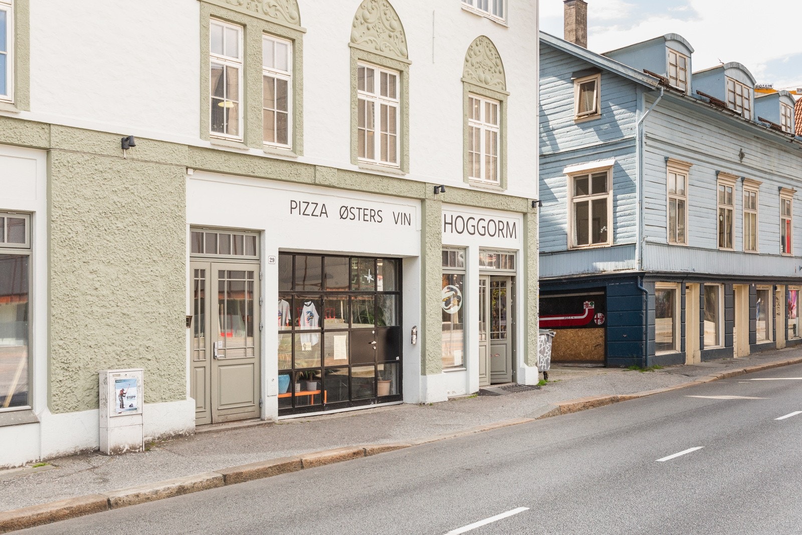 Hoggorm pizza ligger like ved. Her serverer de byens desidert beste pizza! Galleribilde