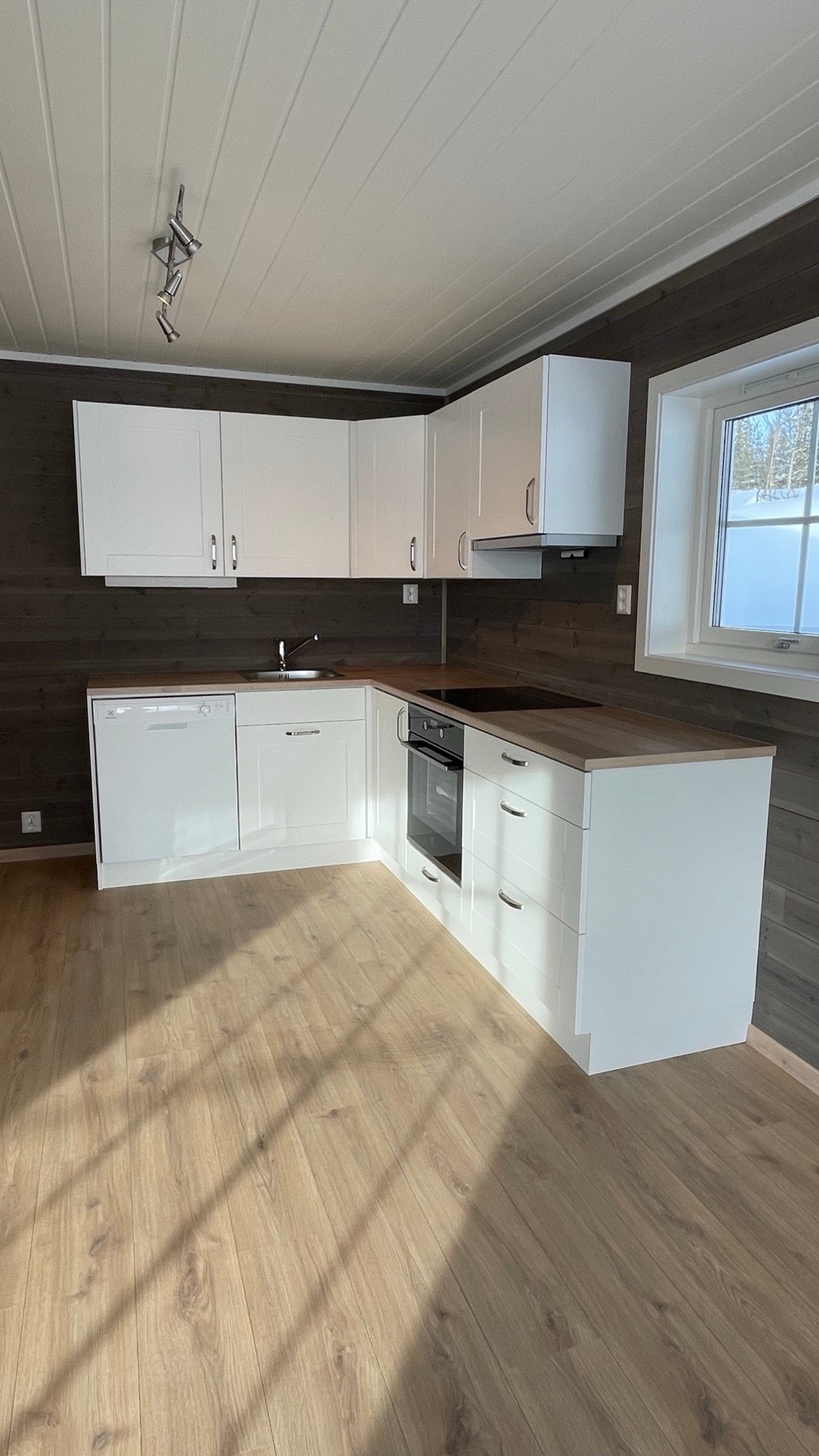 Innholdsrikt kjøkken Galleribilde