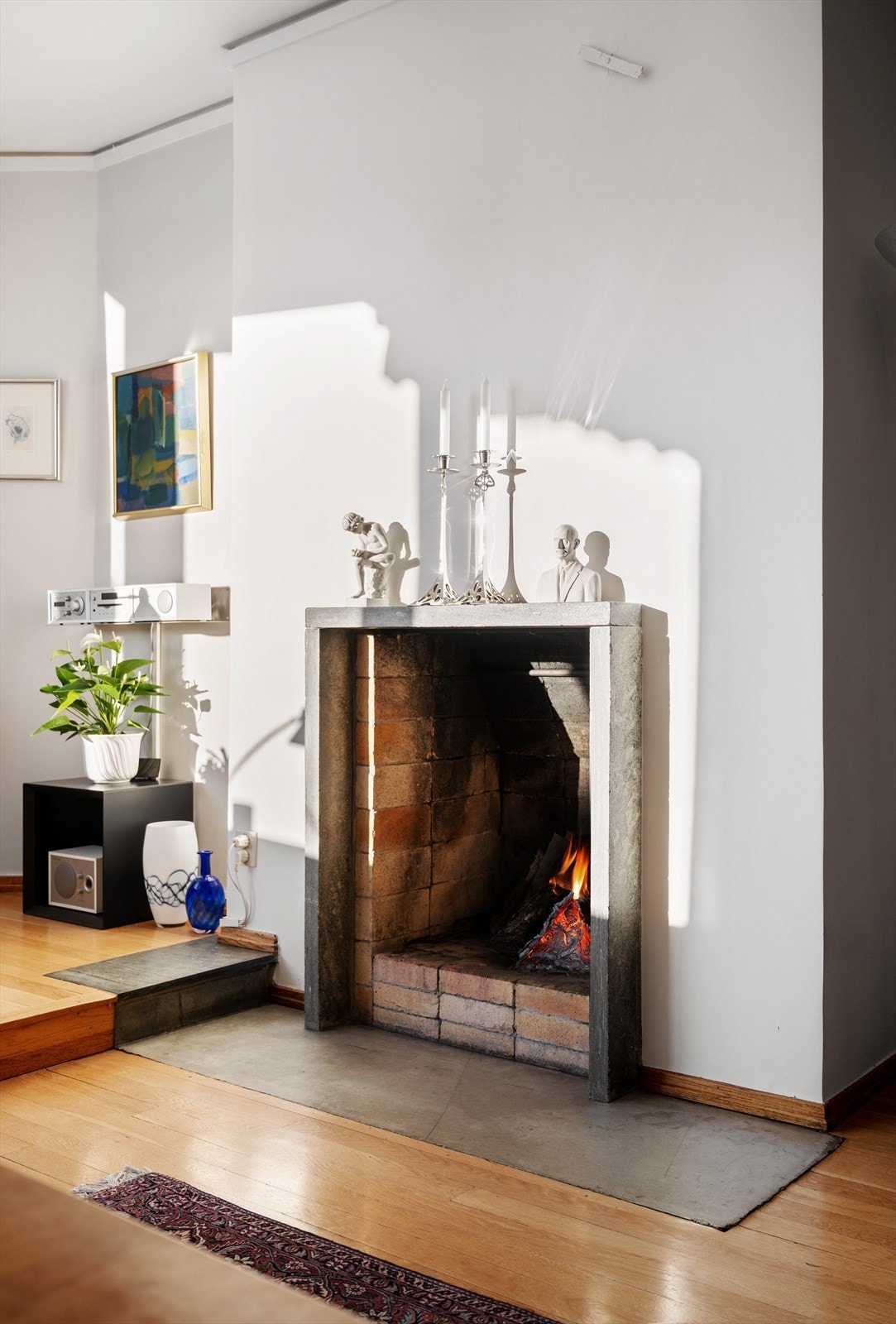 Murt gruepeis i stue som kan nytes fra flere soner i stuen. Galleribilde