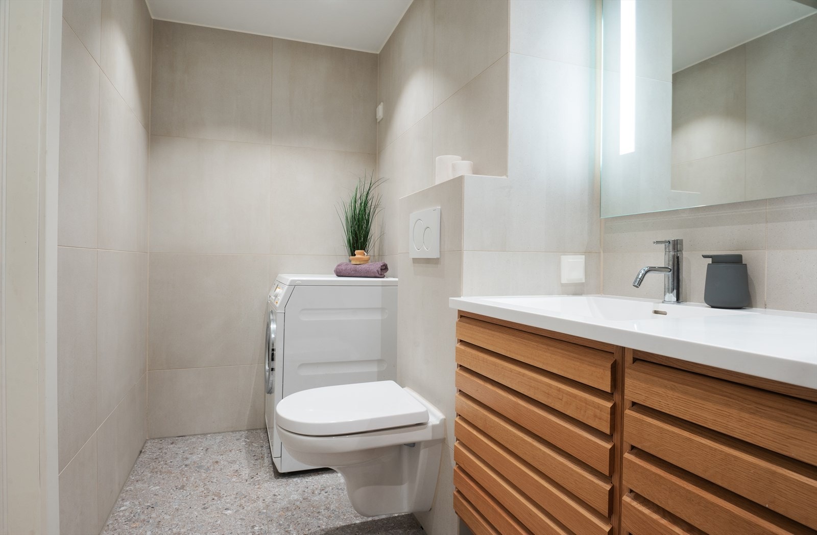 Vegghengt toalett. Opplegg for vaskemaskin/tørketrommel. Miele vaskemaskin medfølger. Galleribilde