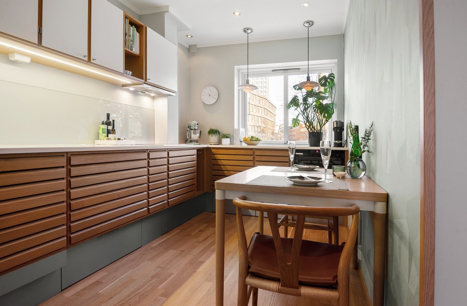 Kjøkkeninnredningen fra Unoform passer perfekt inn i byggene fra 30-tallet.
Rikelig med skapplass og god plass til spisebord. Galleribilde