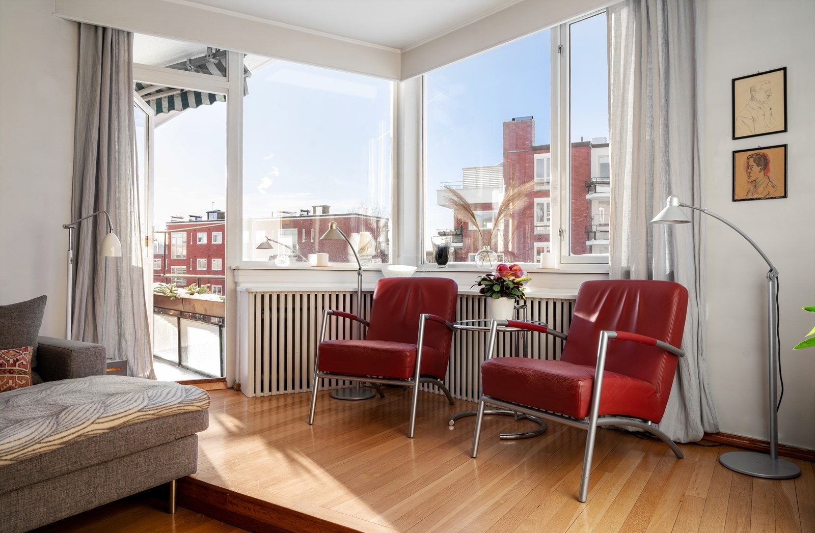 Fra stuen er det utgang til solrik balkong. Galleribilde