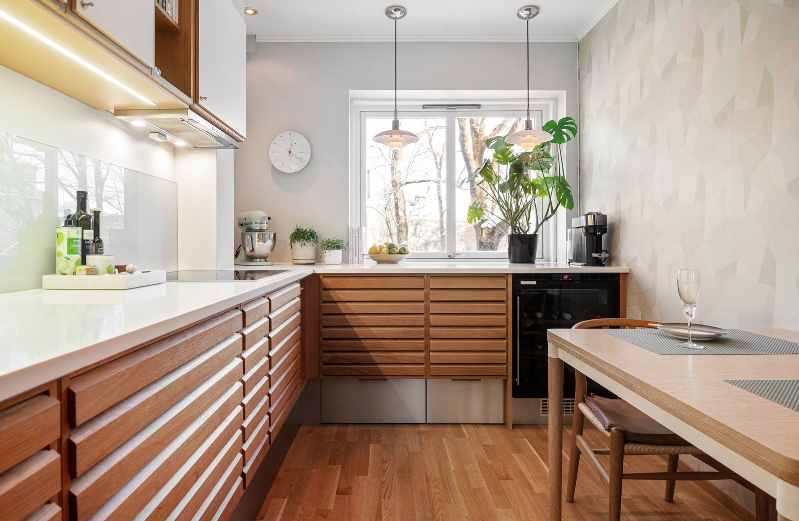 Moderne og påkostet Unoform kjøkken fra 2015 med klassiske eikefronter. Galleribilde