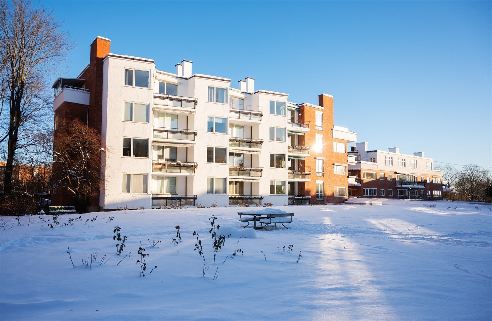 Leiligheten ligger fredelig og tilbaketrukket til på en liten høyde. Galleribilde