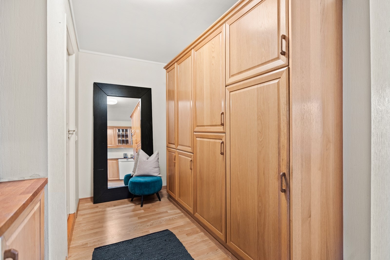 Kjøkkenet har rikelig med skap- og benkeplass Galleribilde