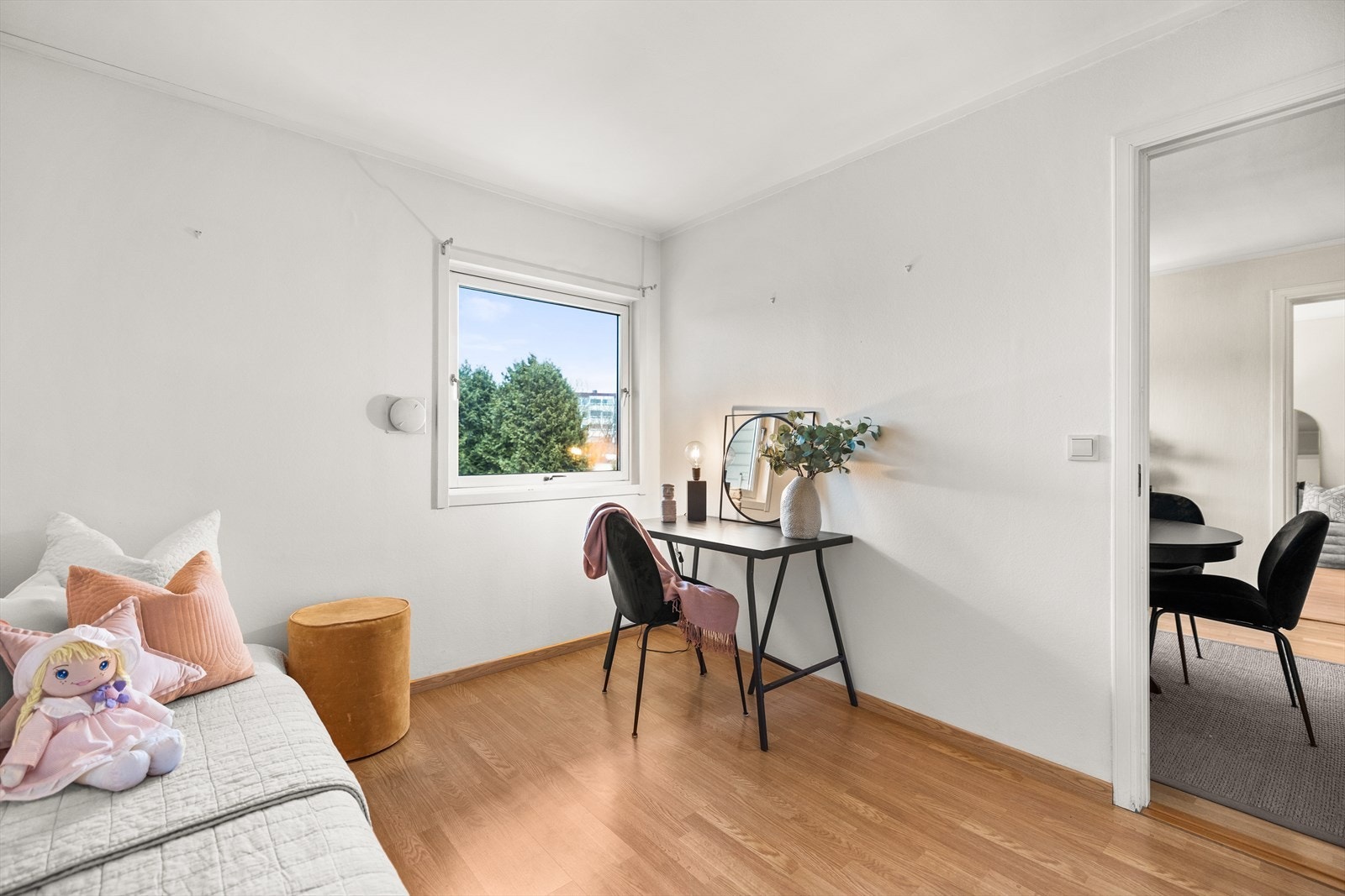 Rommet er vendt ut mot rolige omgivelser Galleribilde