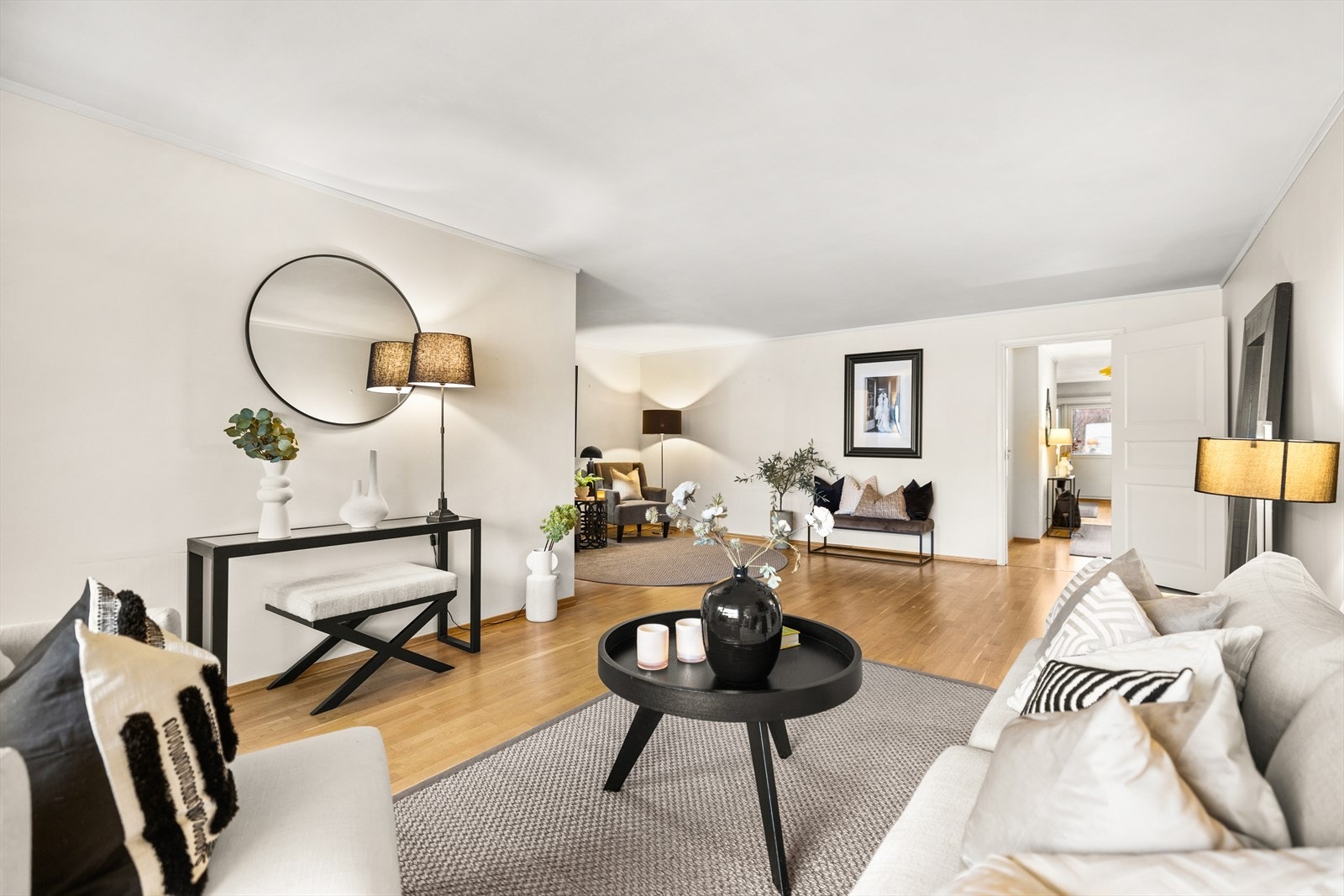 En lys og romslig stue med god plass til sofagruppe og tilhørende møblement Galleribilde