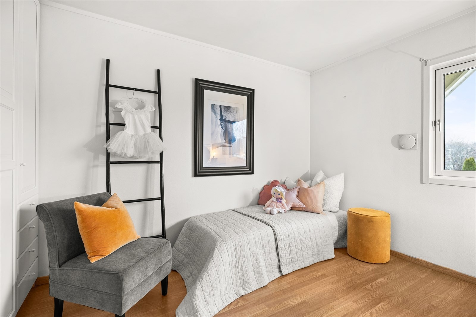 Soverom ll | Rommet har god plass til seng med tilhørende møblement Galleribilde