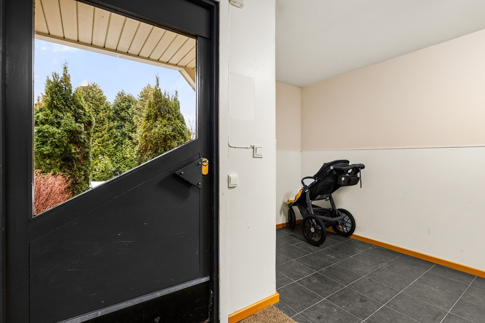 Her bor du i et veletablert sameie. Egen sykkel/ vogn parkering rett innenfor døren Galleribilde