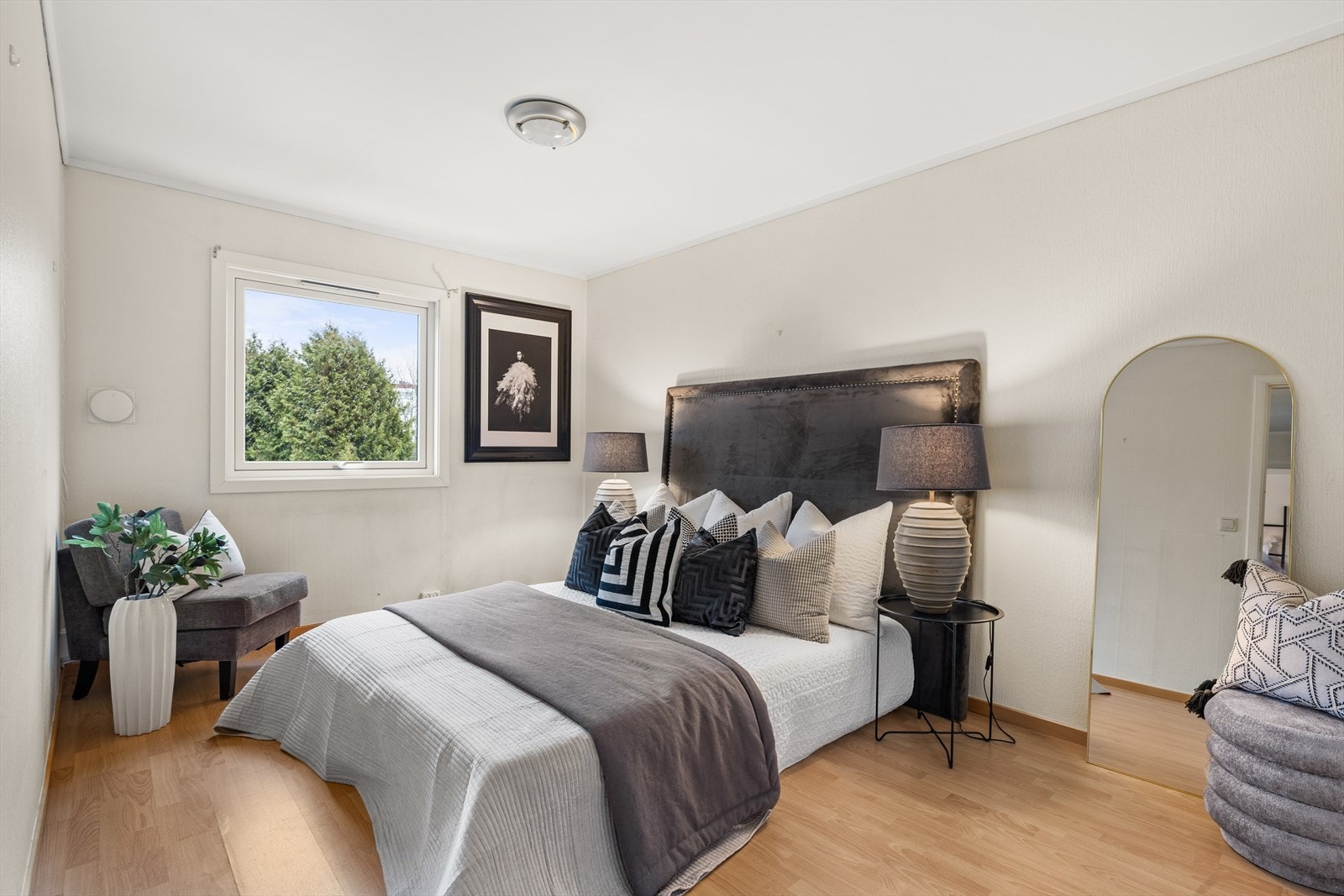 Hovedsoverom | Rommet er av god størrelse og rommer plass til dobbeltseng, nattbord og garderobeløsning Galleribilde