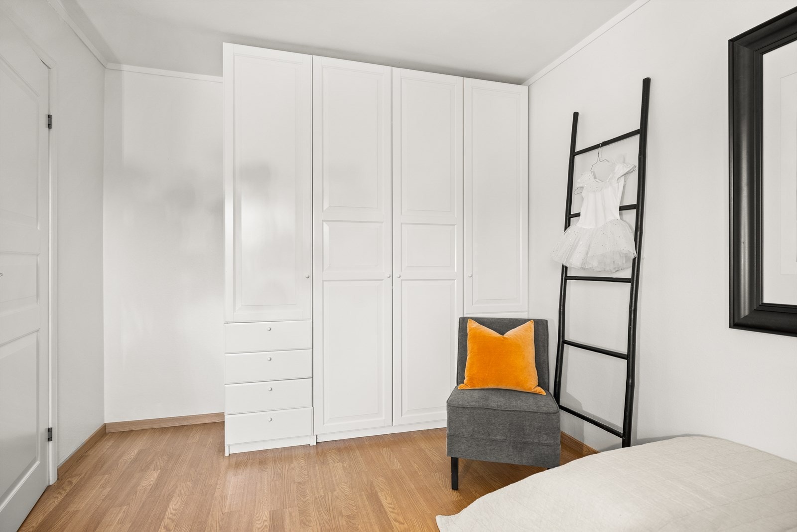 Godt med oppbevaringsplass i garderobeskap Galleribilde