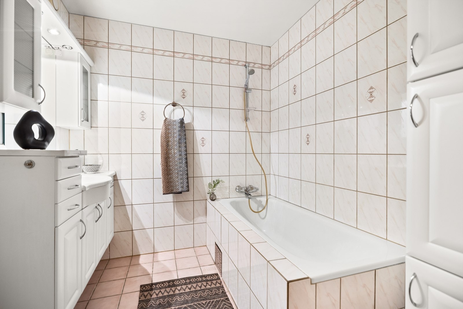 Badet er av eldre dato og har behov for modernisering Galleribilde