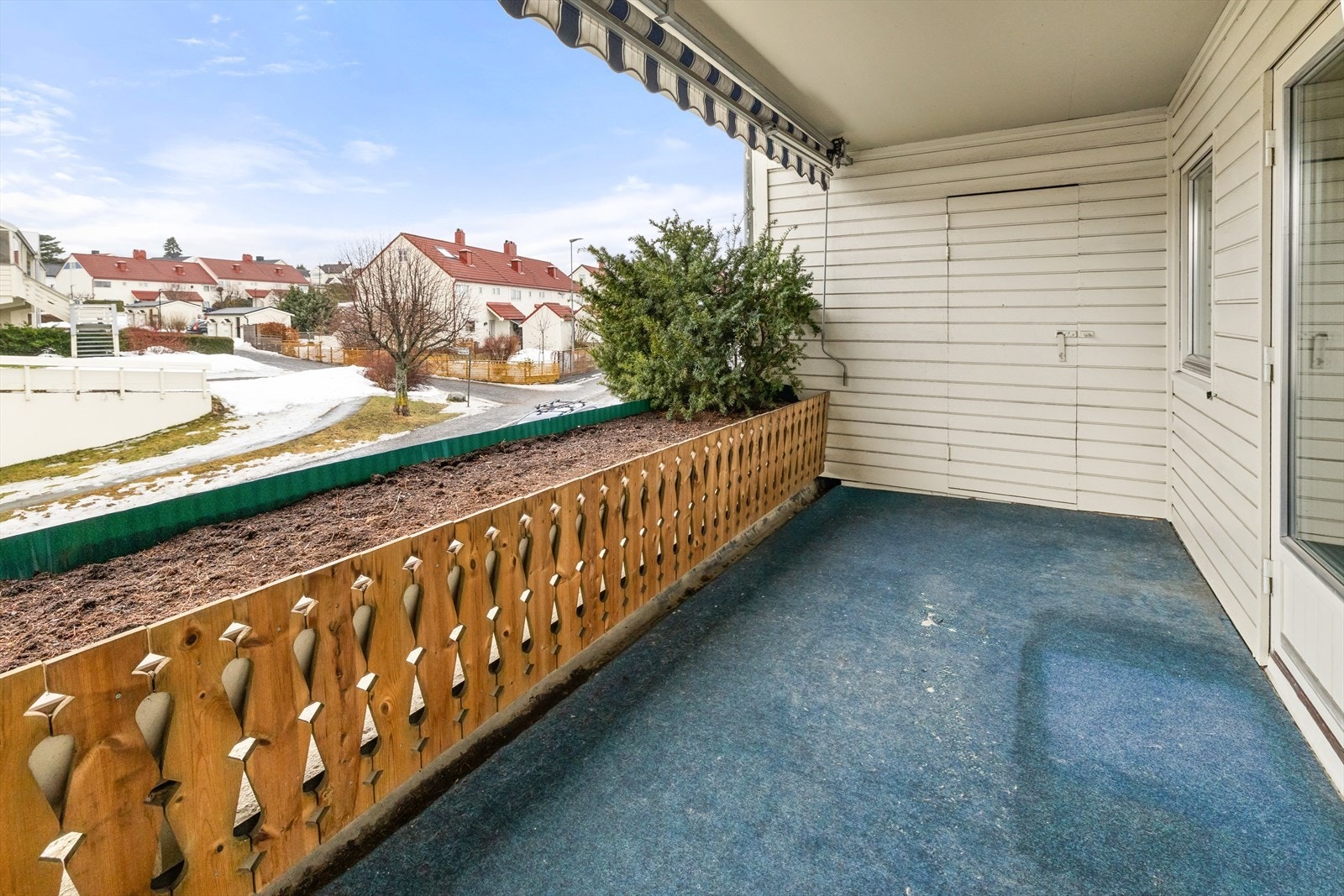 Balkongen rommer plass til sittegrupper, grill m.m. Her kan ny eier nyte svært gode solforhold. Tilhørende bod på 2 kvm på balkong Galleribilde