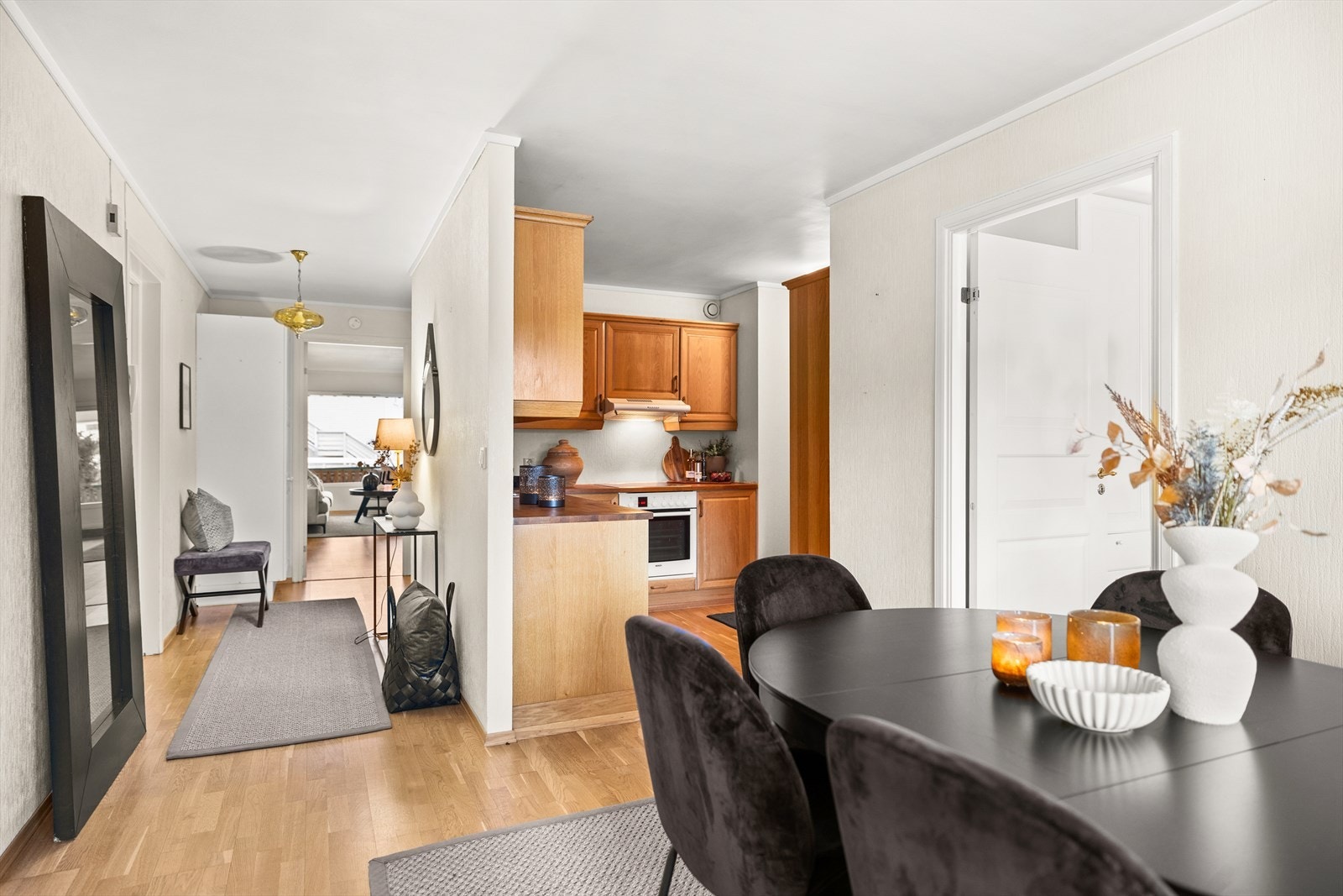 Separat kjøkken og spisestue Galleribilde