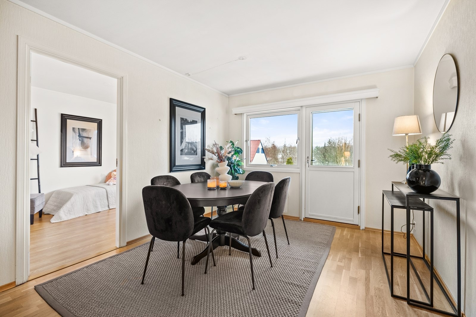 Fra spisestuen har du utgang til balkong på 6 kvm Galleribilde