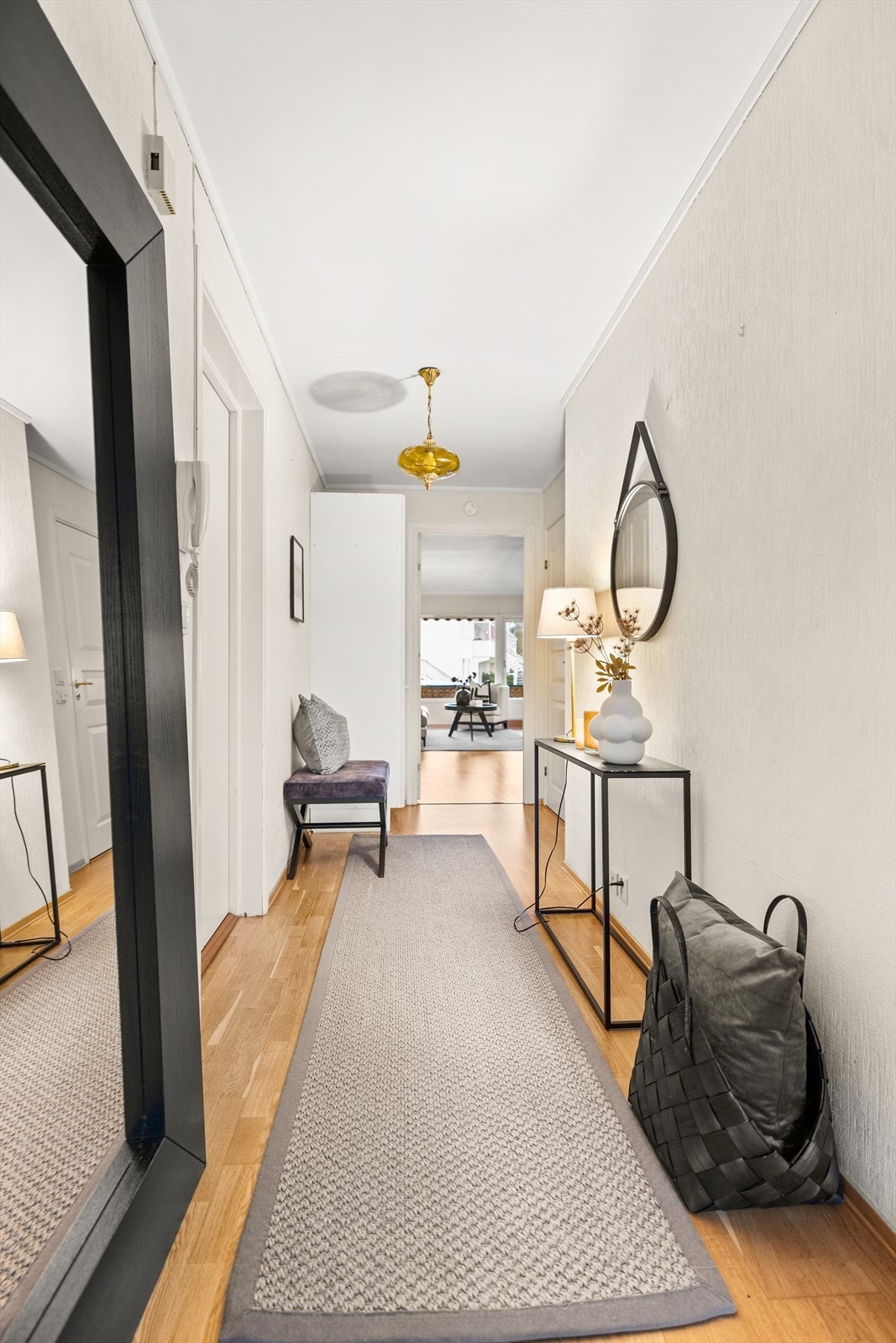 Praktisk entrè med plass for for oppheng av ytterklær Galleribilde