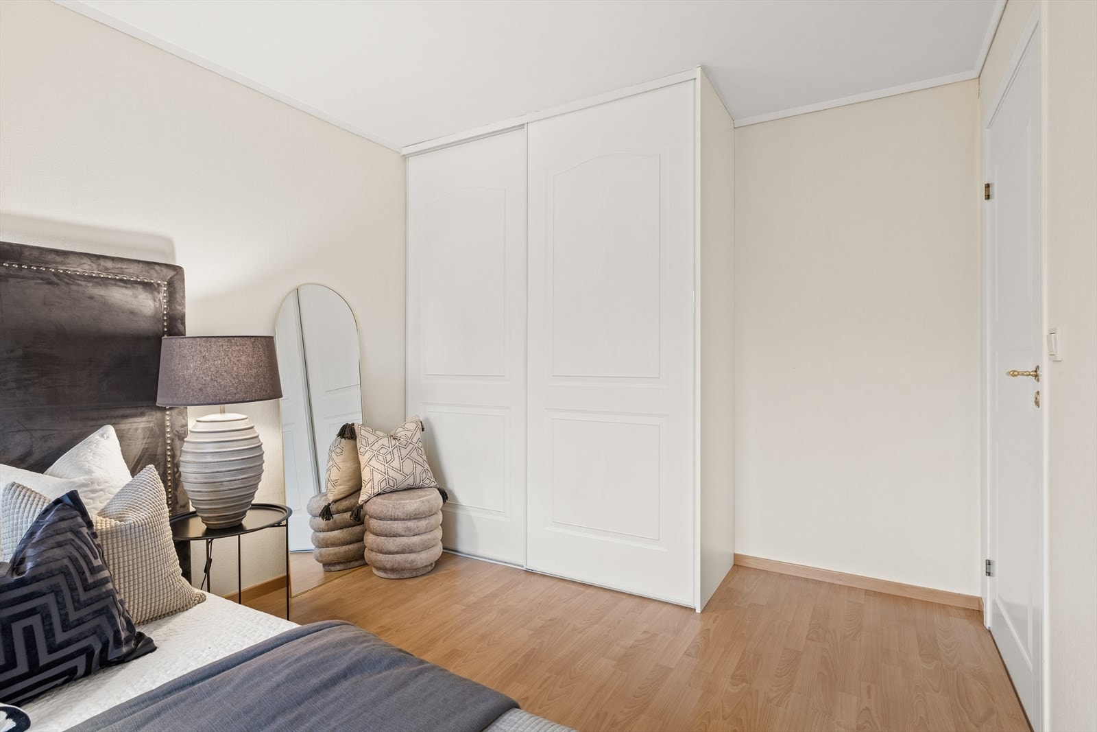 Romslig garderobe med gode oppbevaringsmuligheter Galleribilde