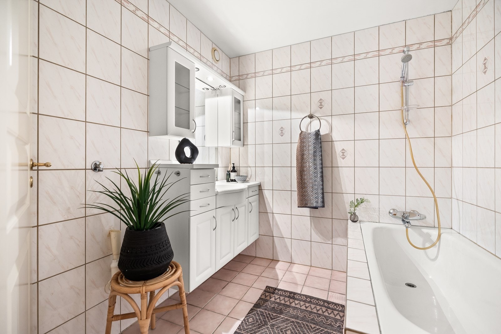 Flislagt baderom med badekar og varme i gulv Galleribilde