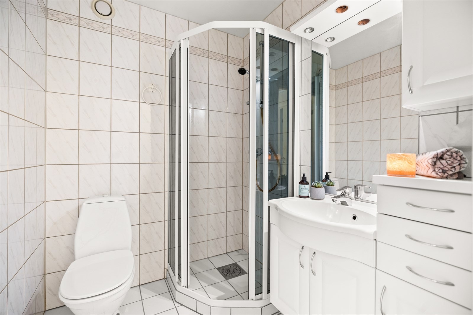 Bad 2 | Flislagt baderom med varmekabler i gulv Galleribilde