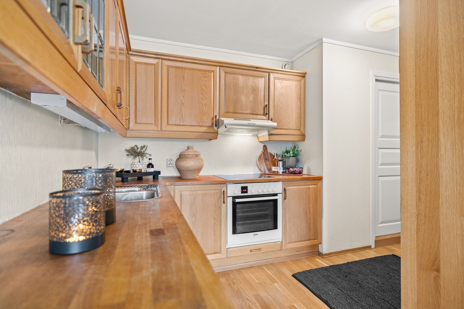 Godt vedlikeholdt kjøkken med integrerte hvitevarer Galleribilde